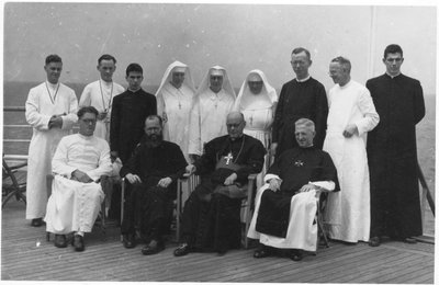 208289 Mgr. Groen met alle geestelijken aan boord van de Willem Ruijs in de Golf van Aden