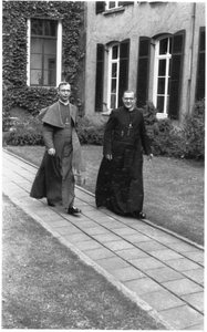 208290 Mgr. W. Demarteau en pater H. Kempes te Oudenbosch