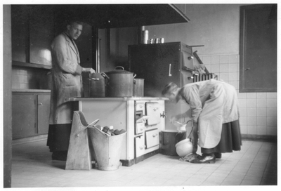 208302 Broeders Adelbertus en Lidwino in de keuken van de missieprocure te Nieuwkerk-Goirle