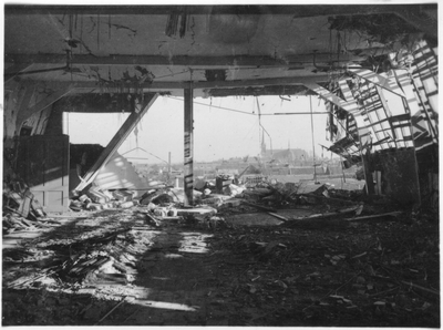 208318 De schade aan het missiehuis te Kaatsheuvel, nadat het was getroffen door een vliegende bom