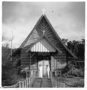 208444 Pater Padberg en Th. Sutiksno voor de kerk te Pulau Bunju op Borneo