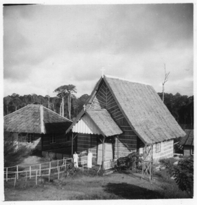 208445 De kerk en de pastorie te Pulau Bunju op Borneo