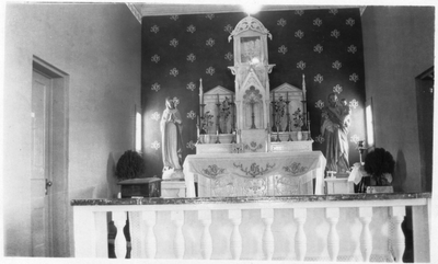 208495 Het altaar in de kerk voor de Mexicanen te Seguin (Texas, USA)