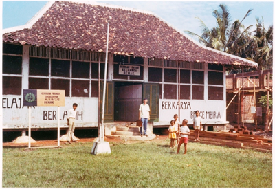 208521 De lagere school te Demak op Java (Indonesië)