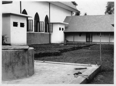 208531 De kerk en de pastorie te Pati op Java (Indonesië)