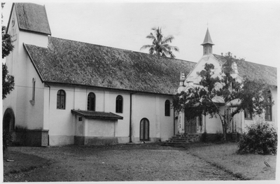 208542 De oude en de nieuwe kerk te Salatiga op Java (Indonesië)