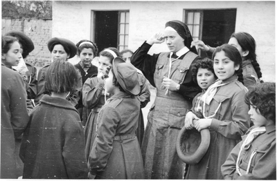 208549 Zuster Birgita (van de zusters van Baarlo) met de gidsen in Chili