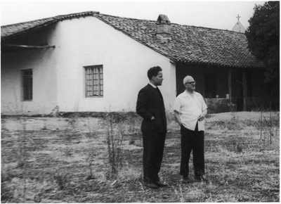 208557 A. van Geffen en Caspar Handgraaf bij de kerk en pastorie van Yerbos Buenos (Chili)