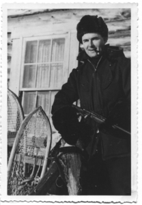236013 Pater Henk Huijbers o.m.i. (1916-2002) met jachtgeweer in de missie (Canada)