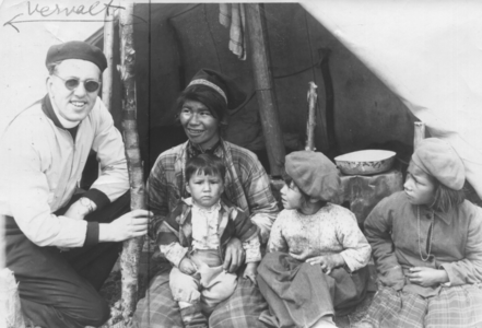 236024 Pater Johan Jacobs o.m.i. (1919-1996) bij de inlandse gemeenschap van La Baleine, Labrador (Canada)