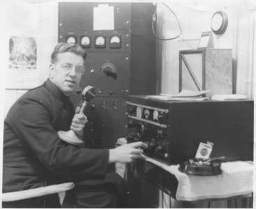 236026 Pater Johan Jacobs o.m.i. (1919-1996) bij zendapparatuur (Canada)