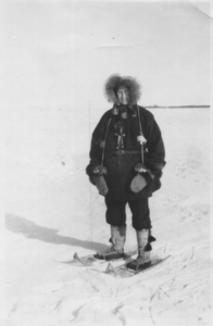 236028 Broeder A. Korpel o.m.i. op sneeuwschoenen in zijn 'noordpool-uniform' (Canada)