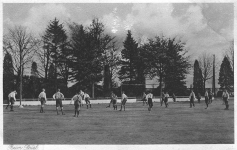 236044 Missionskolleg St. Karl te Valkenburg: voetballende studenten