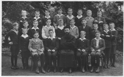 236064 Missionskolleg St. Karl te Valkenburg: groepsfoto van de 'Quarta' klas
