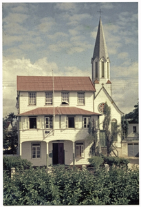 236070 Kerk met pastorie, vermoedelijk in het Nickerie district (Suriname)