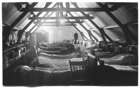 218022 De tijdelijke slaapzaal op de zolder van de jongensschool aan de Esscheweg te Vught
