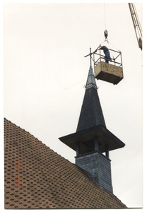 218055 Na een opknapbeurt wordt het kruis teruggeplaatst op het torentje van Huize Sparrendaal