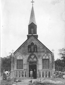 186013 Eerste stenen kerkje in Suriname gebouwd door R.F. Bazelmans te Esterslust (Suriname)