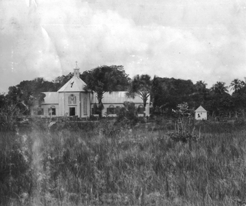 186017 Marianella (= vierkinderen) Kerk, school en badhuisje (Suriname)
