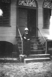 186021 Pastoor Verschure bij kerkje te Welgedacht (Suriname)