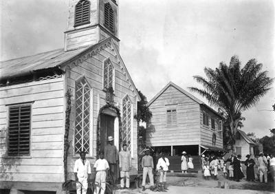 186030 Kerkje, school en pastorie (bovenverdieping), op de achtergrond een huisje van het internaat te Tamarin (Suriname)