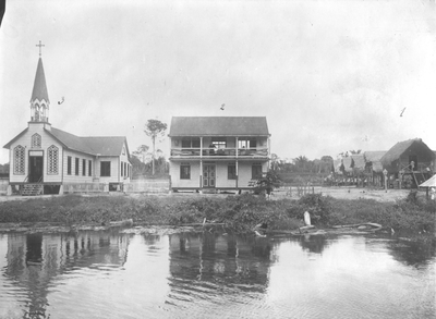 186033 De woningen voor de jongens van het internaat, de pastorie en de vergrote kerk te Cottica, Moengo (Suriname)