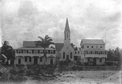 186045 School, kerk en pastorie, gebouwd door broeder Frans te Nickerie (Suriname)