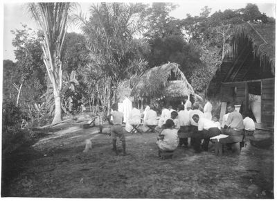 186056 Pater Donicie draagt de mis op in het Indianankamp, Agamakreek (Suriname)