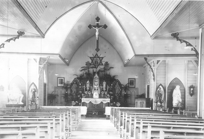 186057 Een kijkje in de kapel van het melaatsen etablissement Groot Chatillon (Suriname)