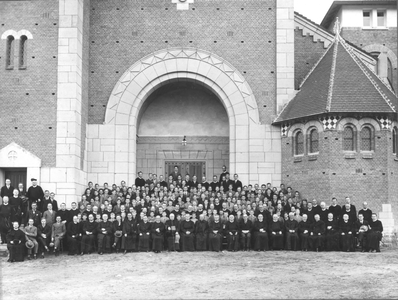 186310 De eerste bewoners van de Neboberg te Nijmegen