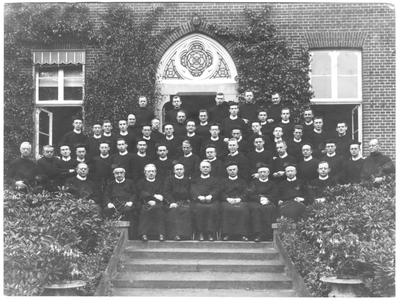 186357 Groepsfoto bij de officiële opening van het Filosoficum te Roermond