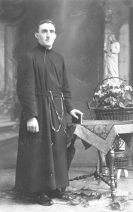 186396 Pater Wendelinus bij zijn vertrek naar Suriname te Roosendaal