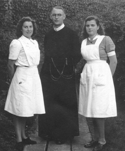 186402 Pater Bernard Smithuis met twee verpleegsters