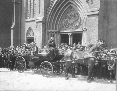 186418 Kardinaal van Rossum in koets, de menigte toewuivend