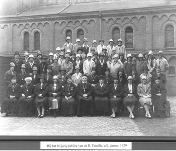 186419 Groepsfoto ter gelegenheid van het 60-jarig jubileum van de Heilige Familie, afdeling dames, te Roosendaal