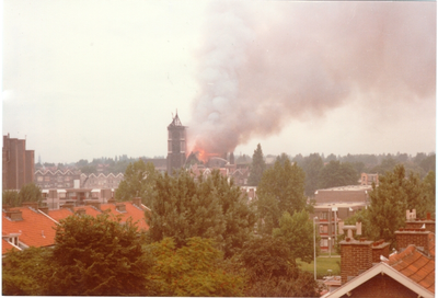 186426 Na de eerste blusronde brak opnieuw brand uit in de kerk van de Allerheiligste Verlosser te Rotterdam