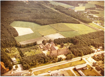 186431 Luchtfoto van het klooster-retraitehuis Sint Gerardus te Seppe