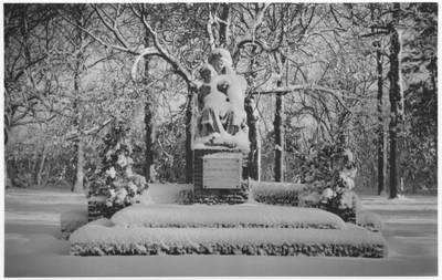 186438 Beeld in de tuin van het retraitehuis Sint Gerardus te Seppe tijdens sneeuwval