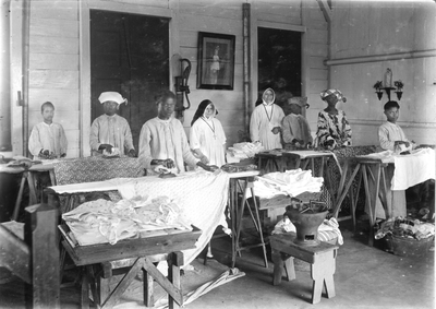 186446 Het washuis van de Majella Stichting voor lepra-patiënten te Paramaribo (Suriname)