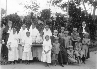 186457 Religieuzen met Hindoestaanse jongeren op de foto (Suriname)