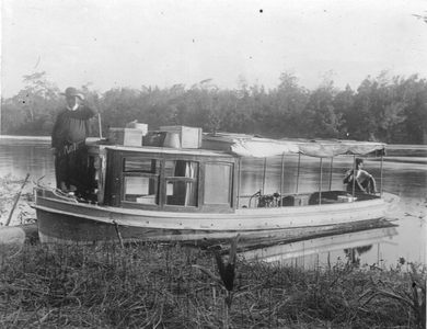186461 Missiebootje van de paters (Suriname)