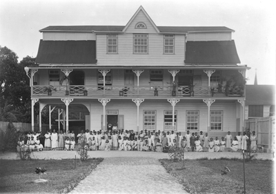 186465 De vlechtschool van het Maria patronaat te Paramaribo (Suriname)