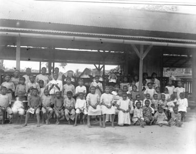 186467 Leerlingen van de school van de zusters van Roosendaal te Tamarin (Suriname)