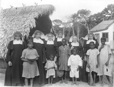 186468 Eerste kinderen van het internaat van de zusters van Roosendaal te Tamarin (Suriname)