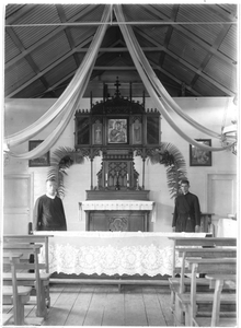 186471 Interieur van een districtskerk (Suriname)