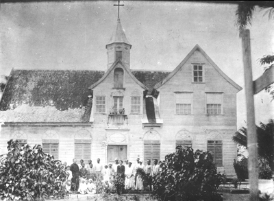 186473 Kerk en pastorie van de melaatsenkolonie op de voormalige plantage Batavia (Suriname)
