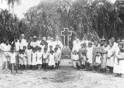186474 Begraafplaats Petrus Donders op melaatsenkolonie Batavia (Suriname)