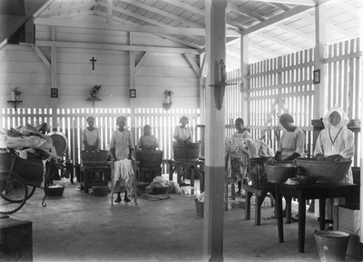 186475 De wasserij van de Majella Stichting voor lepra-patiënten te Paramaribo (Suriname)