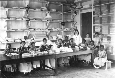 186476 De linnenkamer van de Majella Stichting voor lepra-patiënten te Paramaribo (Suriname)