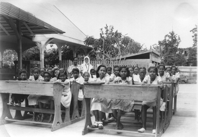 186483 Openlucht-onderwijs te Paramaribo (Suriname)